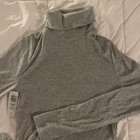 Cropped turtle from aritzia size S - Picture 2 of 4
